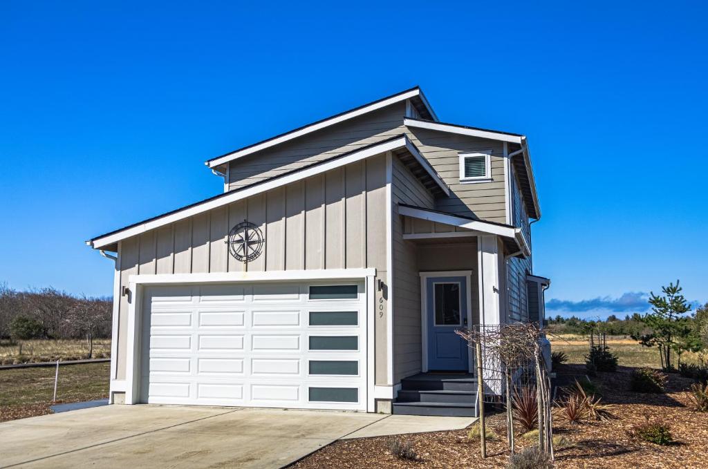 a detached garage with a white garage door at The Jetty House in Ocean Shores
