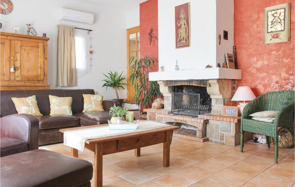 4 Bedroom Beautiful Home In Goult - Maison De Vacances De Quatre Chambres