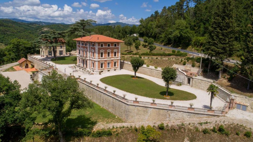 una vista aérea de un edificio en un parque en Villa Pasqui 1914 e Limonaia, en Città di Castello