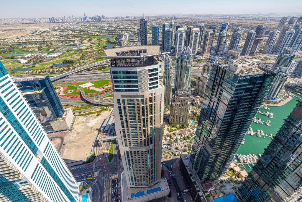 Fotografie z fotogalerie ubytování Upgraded Two Bedroom Apartment in Marina v Dubaji