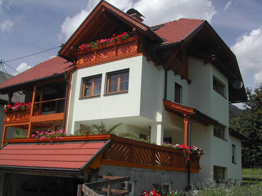 ein Haus mit einem Balkon mit Blumen darauf in der Unterkunft Haus Gartnerkofelblick in Kirchbach