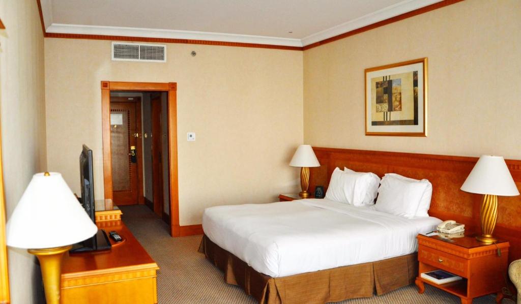 Corniche Hotel Sharjah - Chambre Lit King-Size Supérieure - Vue Sur Ville