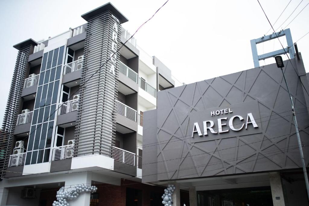 budynek z napisem "hotel area on it" w obiekcie Hotel Areca w mieście Legazpi