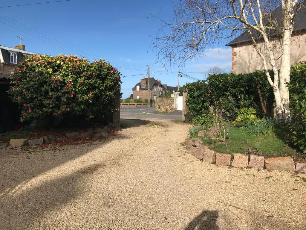 Ogród w obiekcie Joli appartement très bien situé - Perros-Guirec