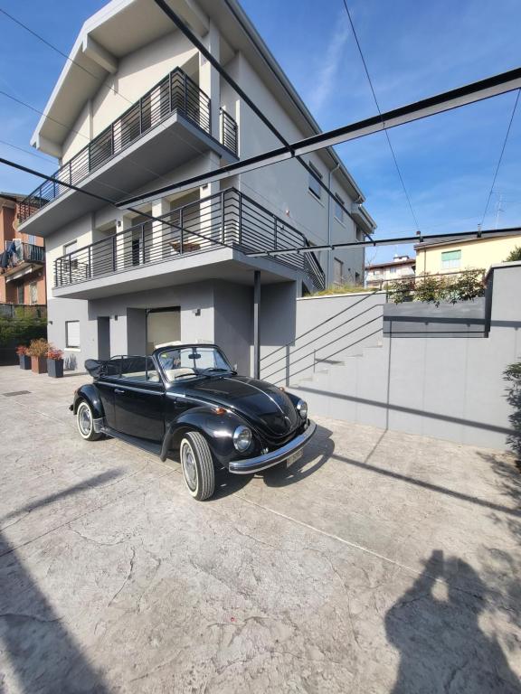 a black car parked in front of a building at Via Goito 25 Rooms & Apartment in Peschiera del Garda