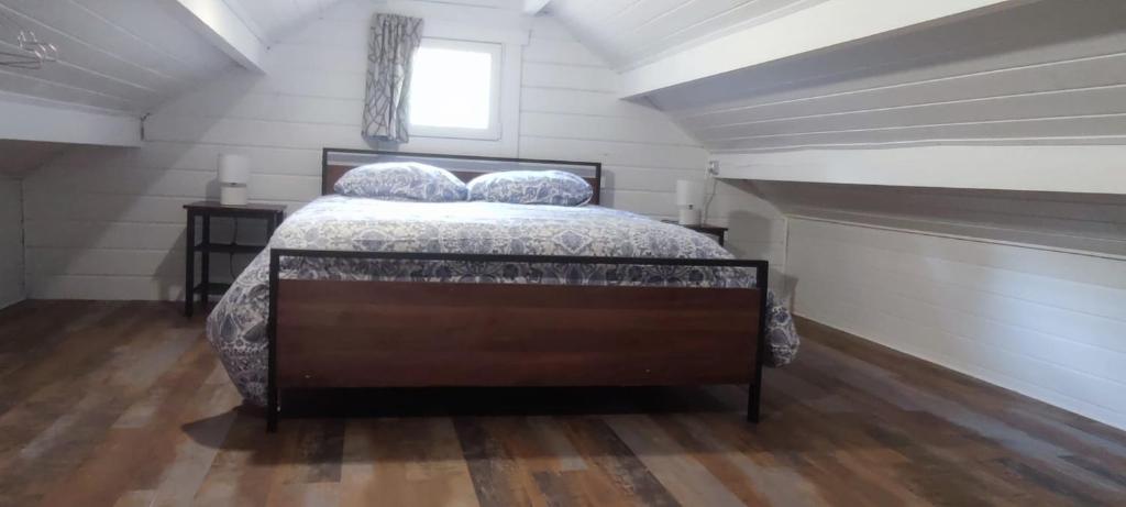 um quarto com uma cama com duas almofadas em Le Chalet de la Villa Terre Neuve em Signes