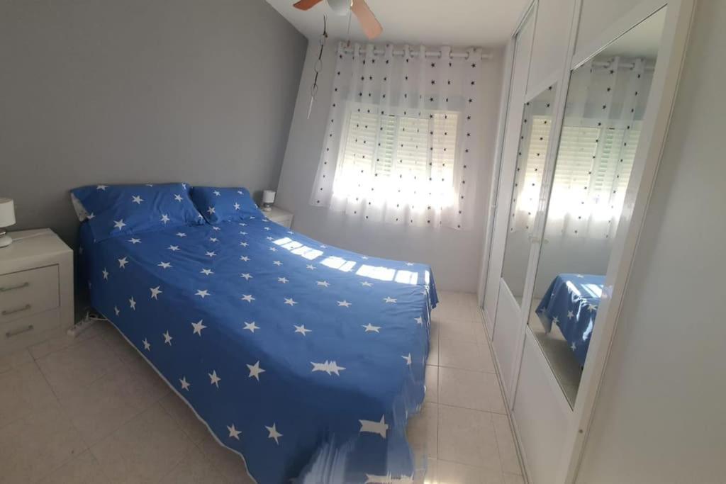 Posteľ alebo postele v izbe v ubytovaní Apartamento con terraza a pie de playa