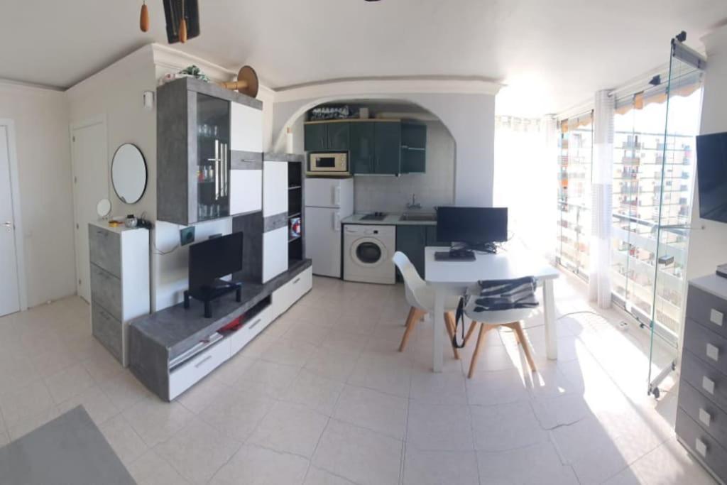 Kuchyňa alebo kuchynka v ubytovaní Apartamento con terraza a pie de playa