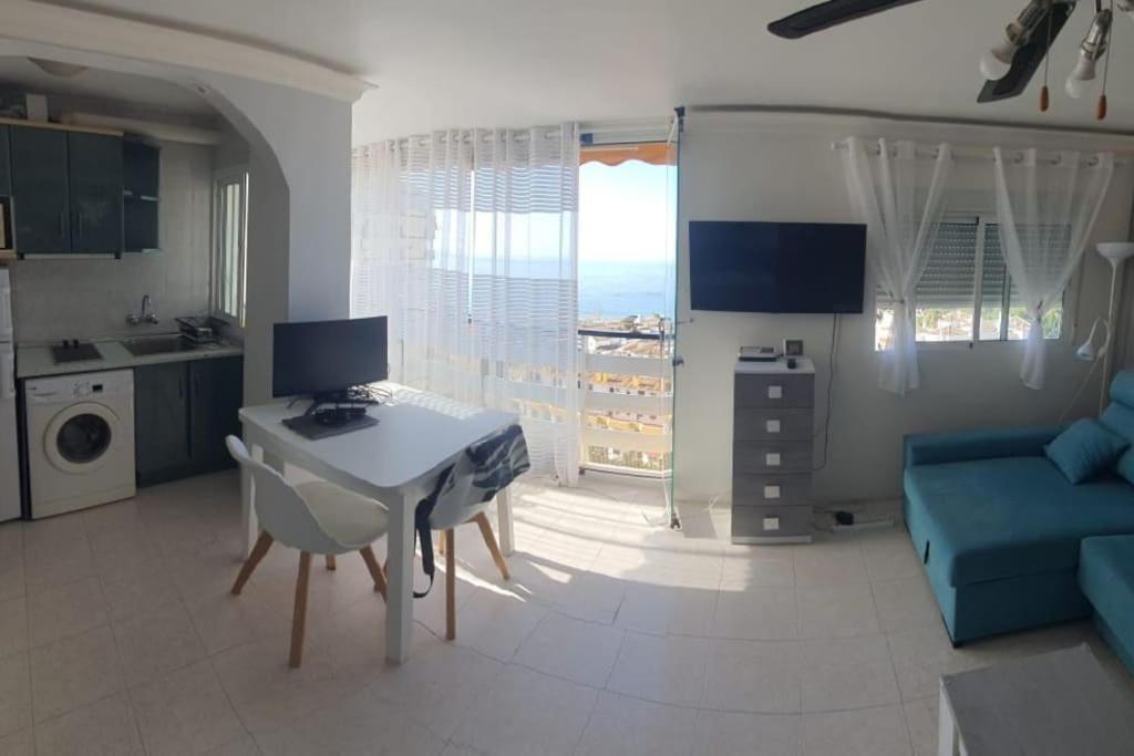 Televízia a/alebo spoločenská miestnosť v ubytovaní Apartamento con terraza a pie de playa