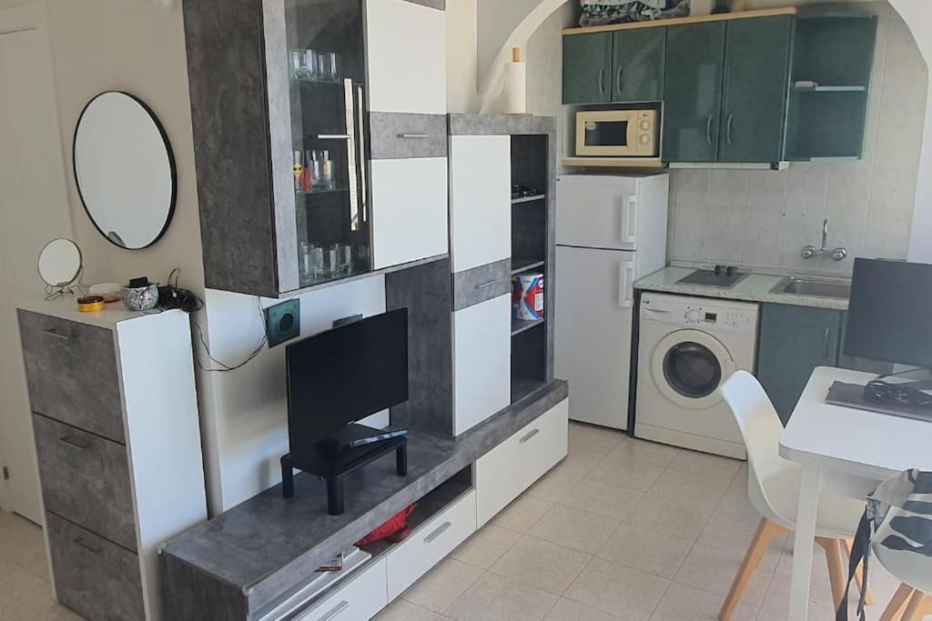 Kuchyňa alebo kuchynka v ubytovaní Apartamento con terraza a pie de playa