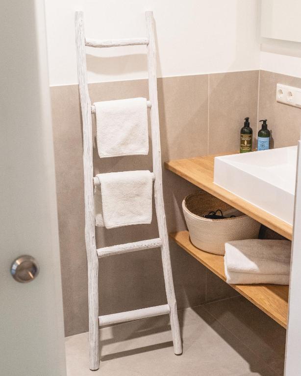 Palanda nebo palandy na pokoji v ubytování QC Hotel Quartier Chiemsee