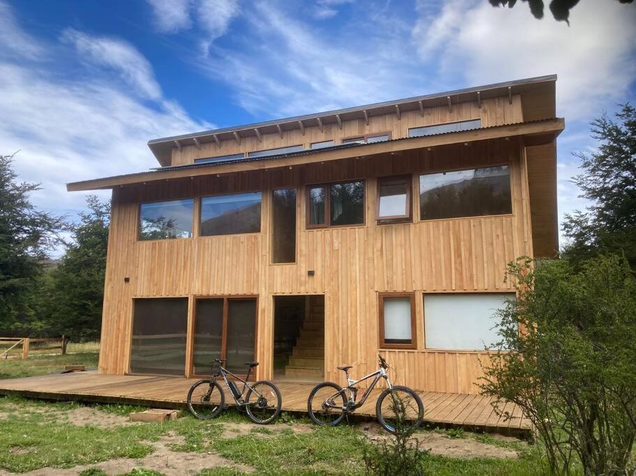 deux vélos garés devant une maison dans l'établissement Preciosa casa V. Cerro Castillo cercana Parque, à Villa Cerro Castillo