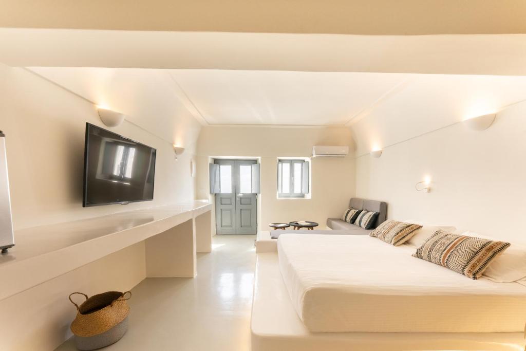 TV a/nebo společenská místnost v ubytování Cilon Suites Santorini