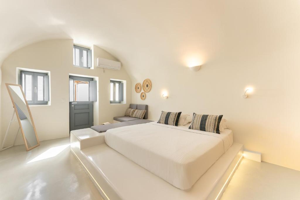 Postel nebo postele na pokoji v ubytování Cilon Suites Santorini