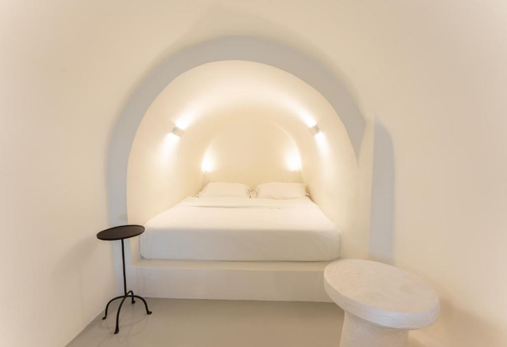 Postel nebo postele na pokoji v ubytování Cilon Suites Santorini