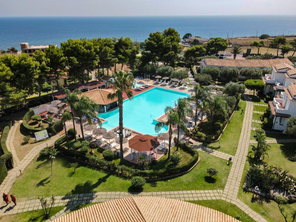 - une vue aérienne sur un complexe avec une piscine dans l'établissement Villaggio Spiagge Rosse, à Capo Rizzuto