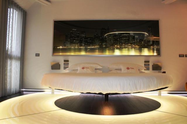 um quarto com uma cama grande e um quadro grande em DOMUS Grand Hotel em Rende