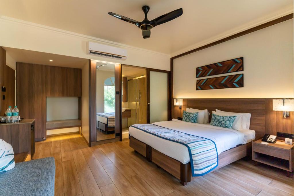 Кровать или кровати в номере Nanu Beach Resort & Spa