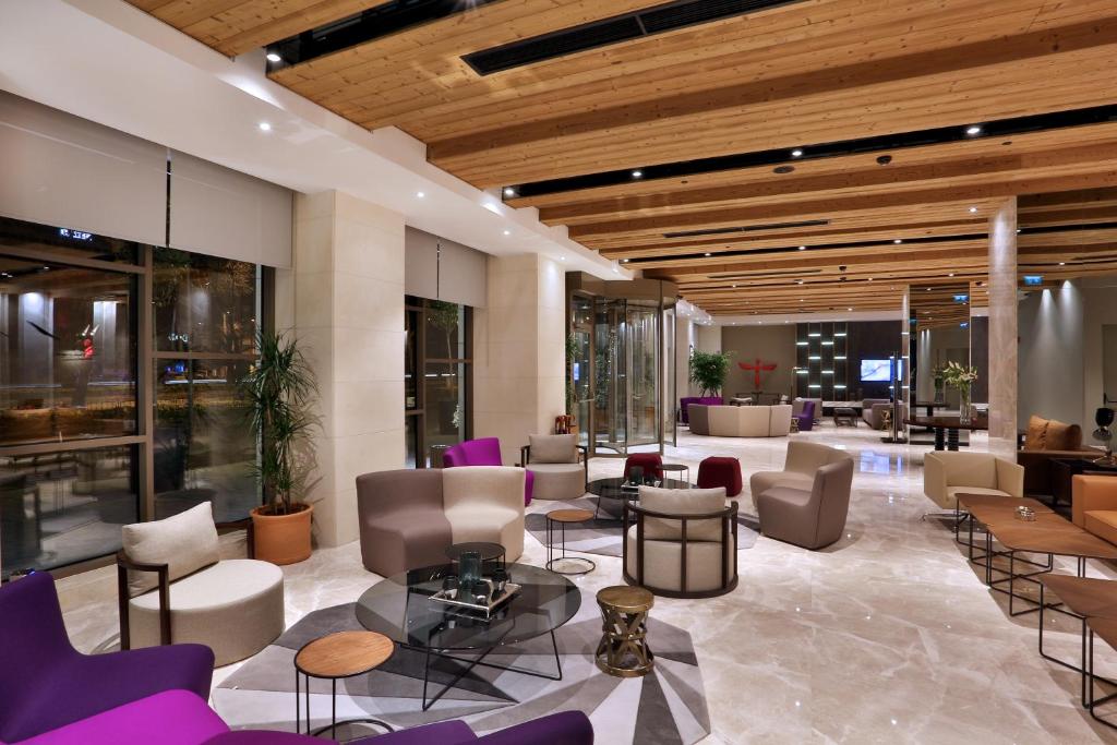 Uma área de estar em Dosso Dossi Hotels & SPA Downtown