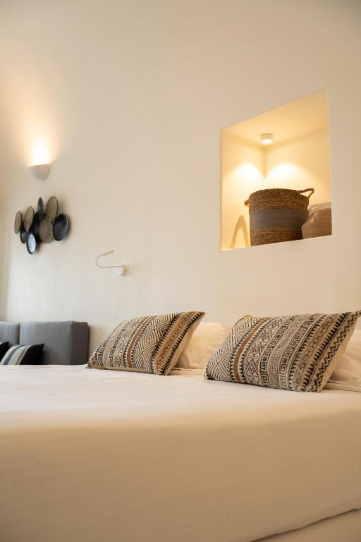 Postel nebo postele na pokoji v ubytování Cilon Suites Santorini