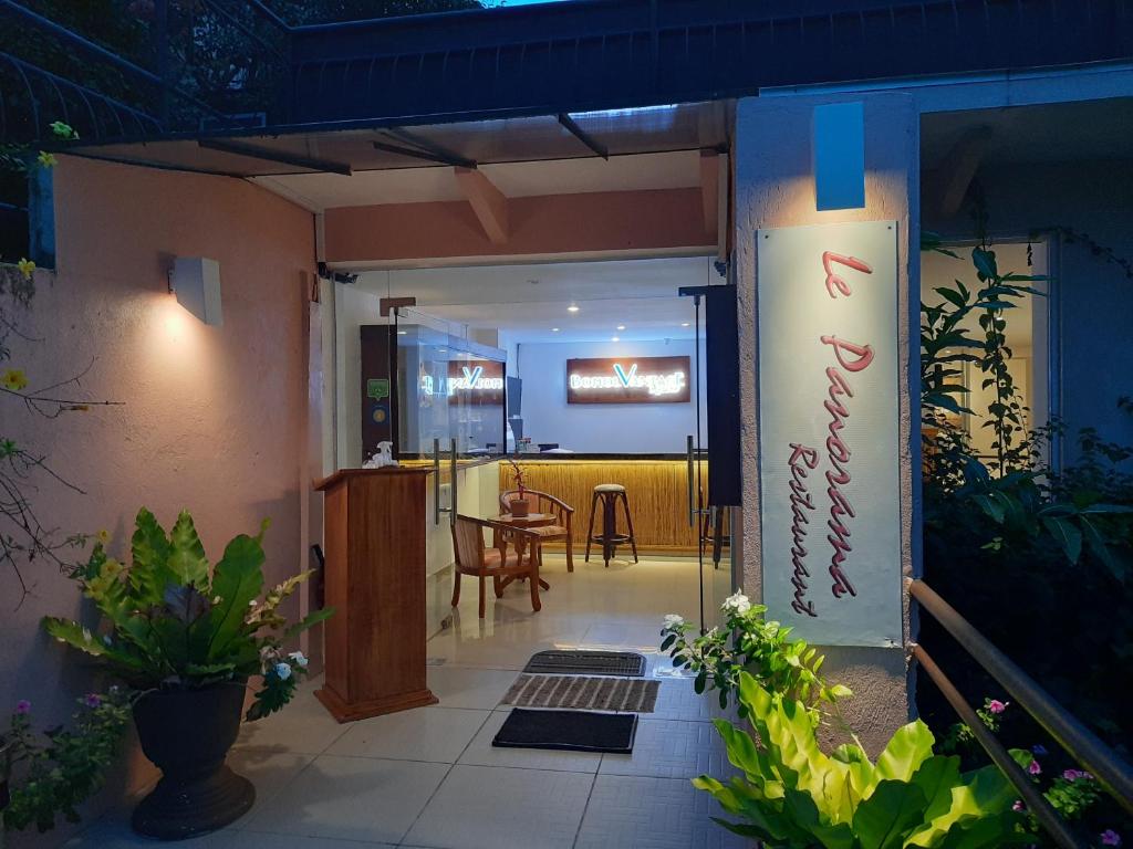 TV a/nebo společenská místnost v ubytování Bohol Vantage Resort
