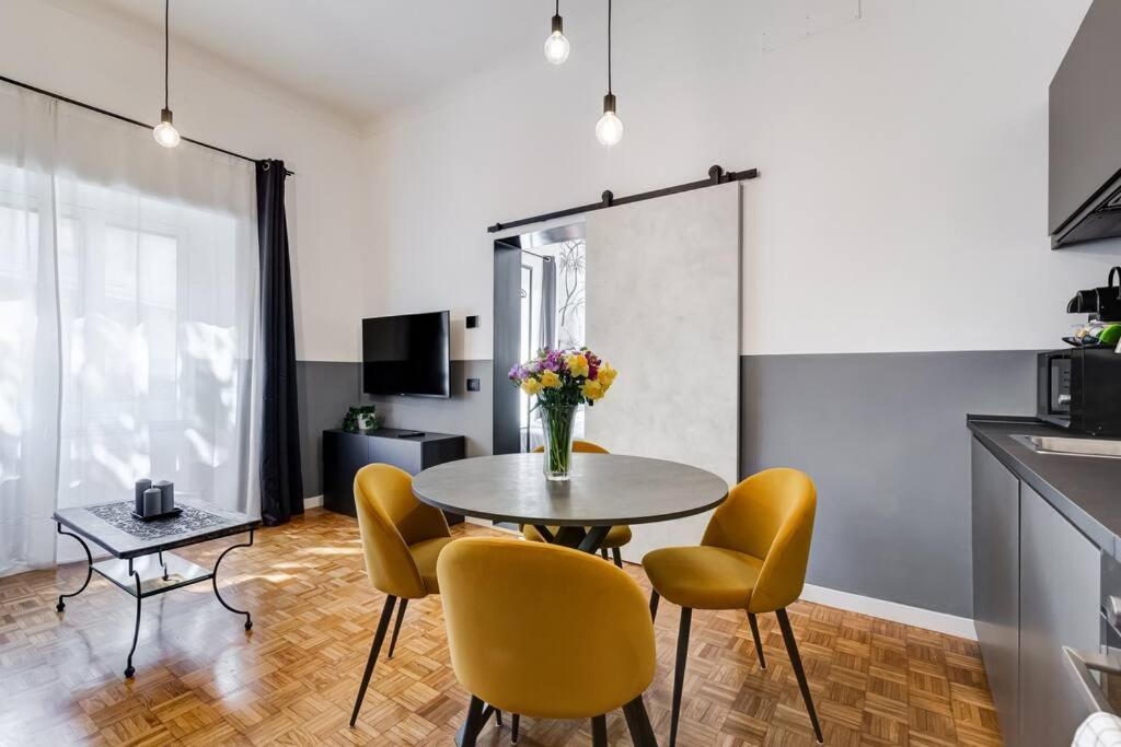 A television and/or entertainment centre at Classy Apt in the richest Rome