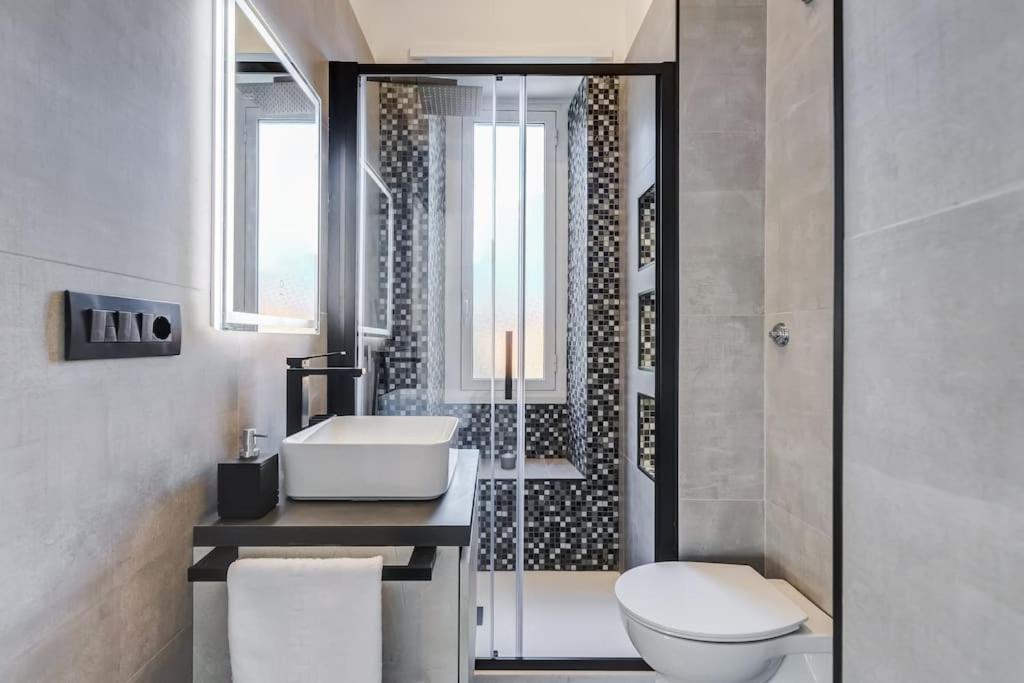 A bathroom at Classy Apt in the richest Rome