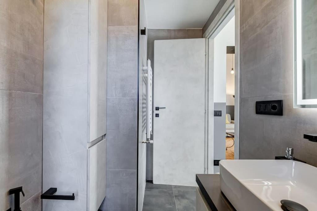 A bathroom at Classy Apt in the richest Rome