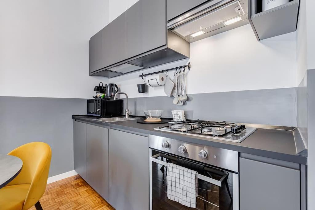 A kitchen or kitchenette at Classy Apt in the richest Rome