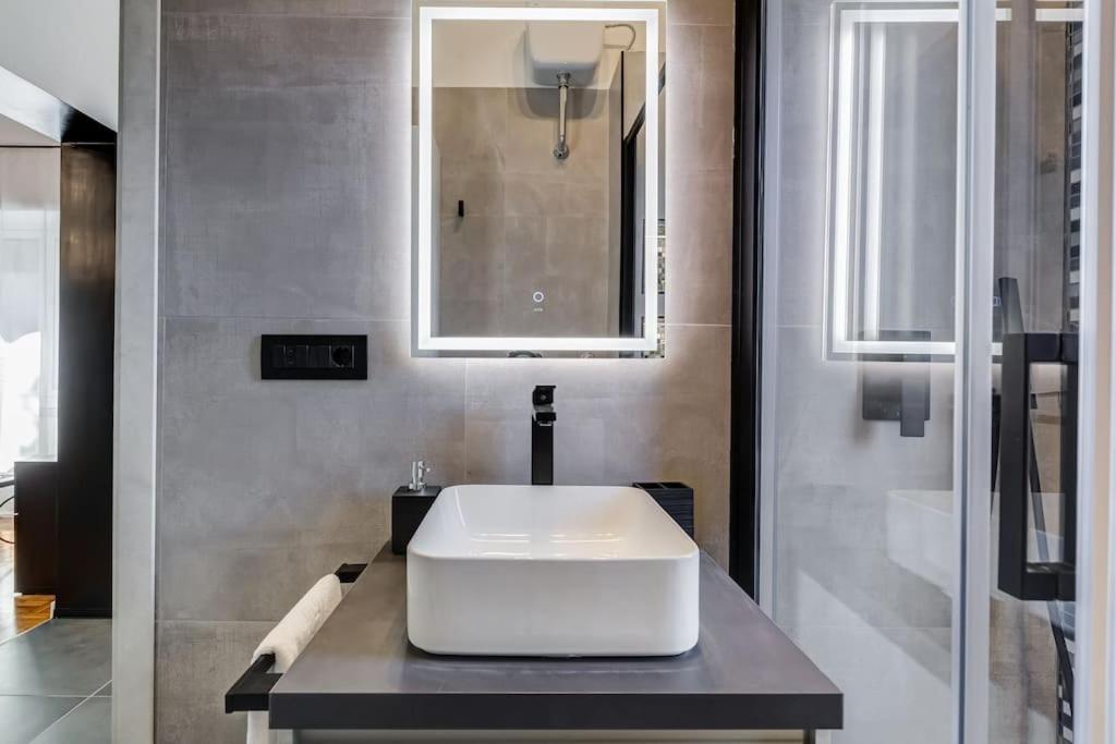 A bathroom at Classy Apt in the richest Rome