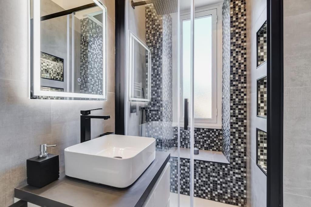 A bathroom at Classy Apt in the richest Rome