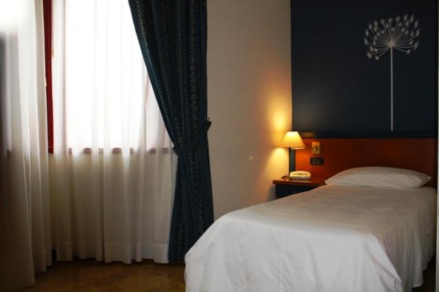 Postel nebo postele na pokoji v ubytování DOMUS Grand Hotel