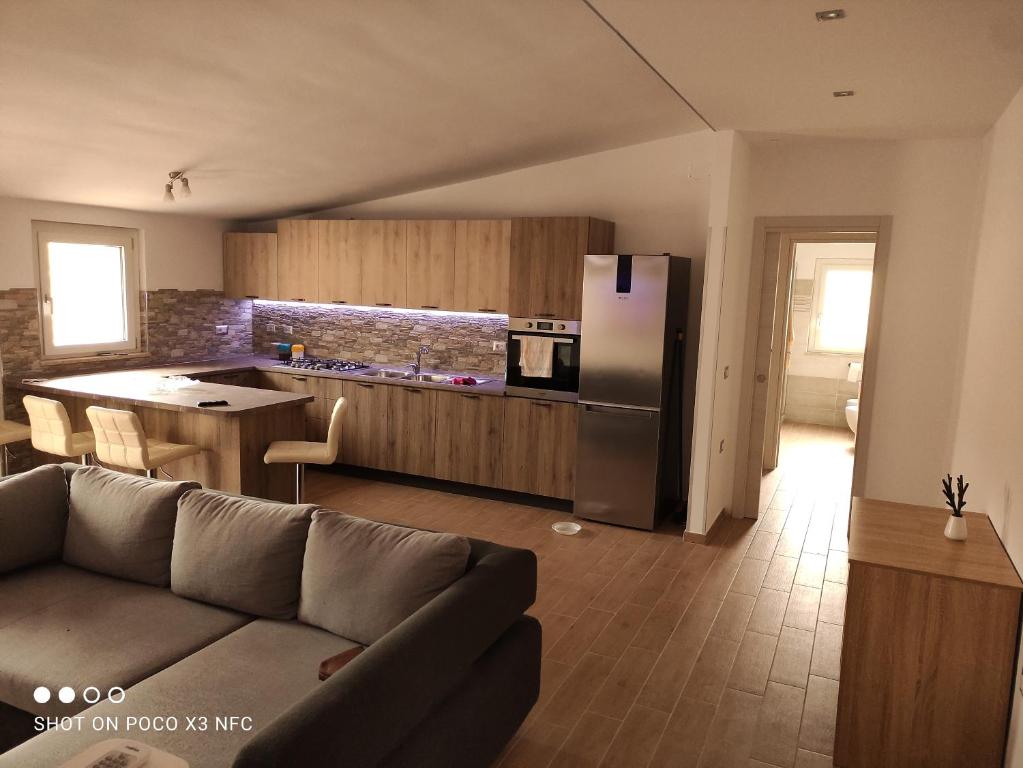 ein Wohnzimmer mit einem Sofa und einer Küche in der Unterkunft Casa vacanze Marinella in Cetraro