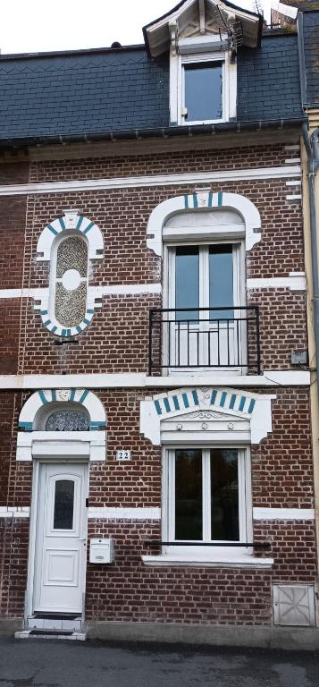 - un bâtiment en briques avec deux fenêtres et un balcon dans l'établissement L'écume de mer, au Tréport