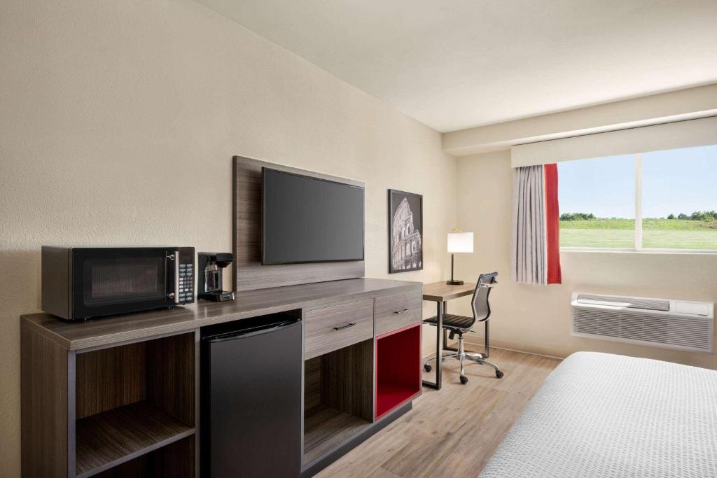 Ramada by Wyndham Allentown Bethlehem - King Room - Acceso A La Discapacidad - No Fumar