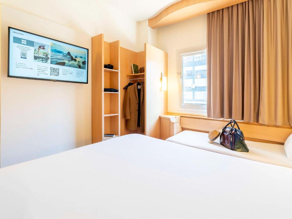 Postel nebo postele na pokoji v ubytování Ibis Madrid Calle Alcalá