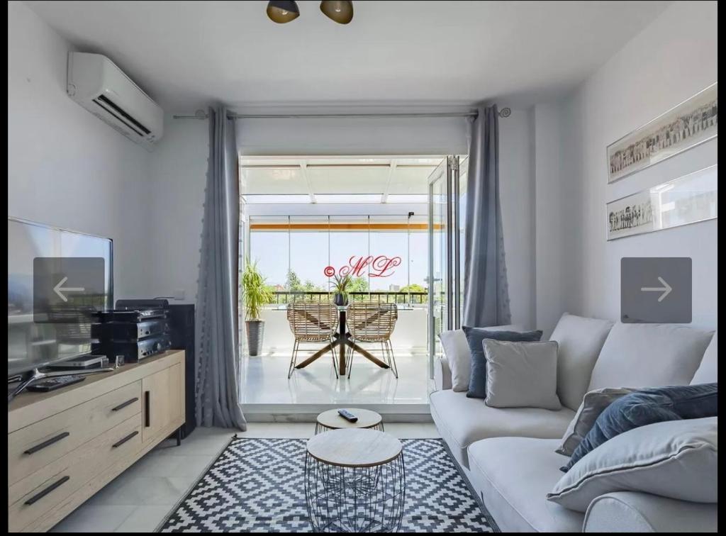 salon z kanapą i stołem w obiekcie Atico penthouse w mieście Roquetas de Mar