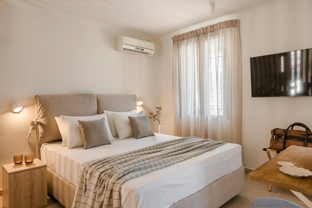 Postel nebo postele na pokoji v ubytování Theseus Seafront House