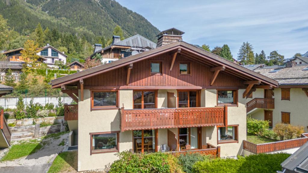 ein großes Haus mit einem Balkon und einem Berg in der Unterkunft Résidence Clos des Etoiles in Chamonix-Mont-Blanc