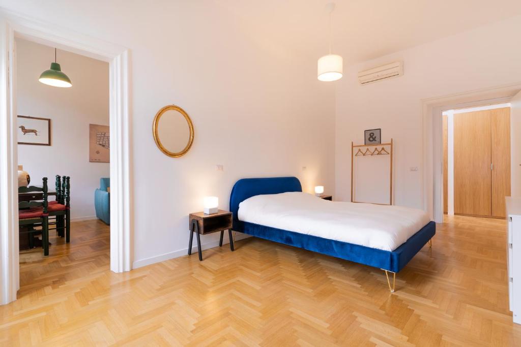 een slaapkamer met een bed en een eetkamer bij Scipioni Holiday House in Rome