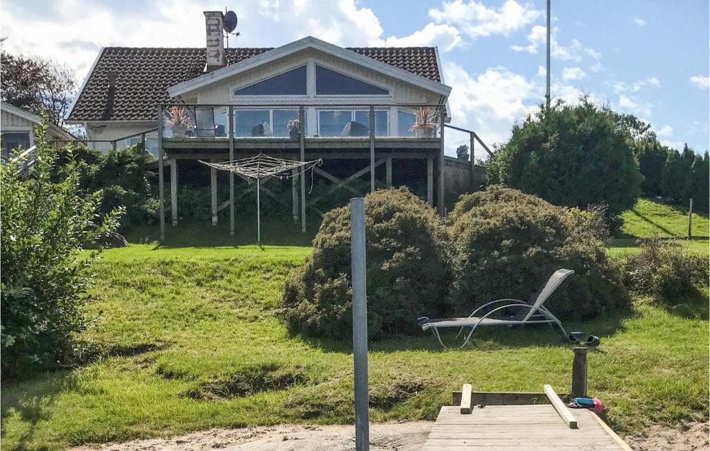 une maison avec une terrasse couverte et une balançoire dans l'établissement Pet Friendly Home In Uddevalla With Sauna, à Uddevalla