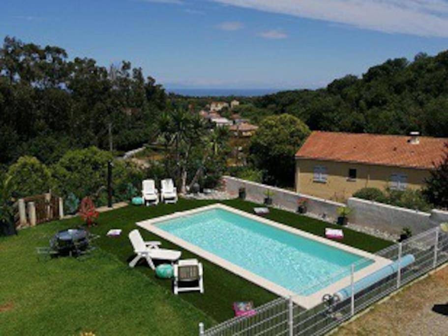 une piscine dans la cour d'une maison dans l'établissement bas de villa de 90m² entre mer (2km) et montagne, à Talasani