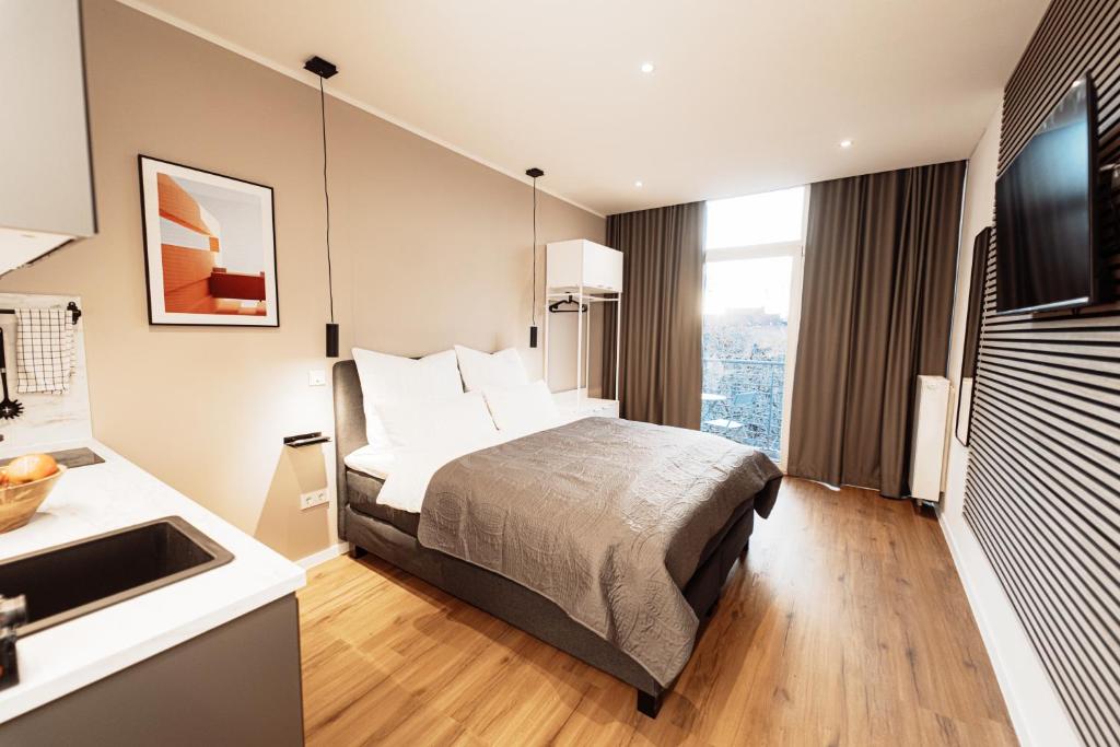 een hotelkamer met een bed en een wastafel bij NUVA Apartments in Keulen