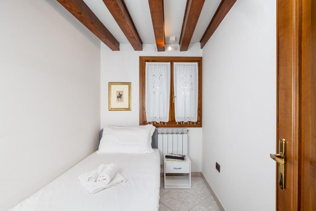 A bed or beds in a room at Ca Giardini Apartments in Biennale by Bricola Apartments