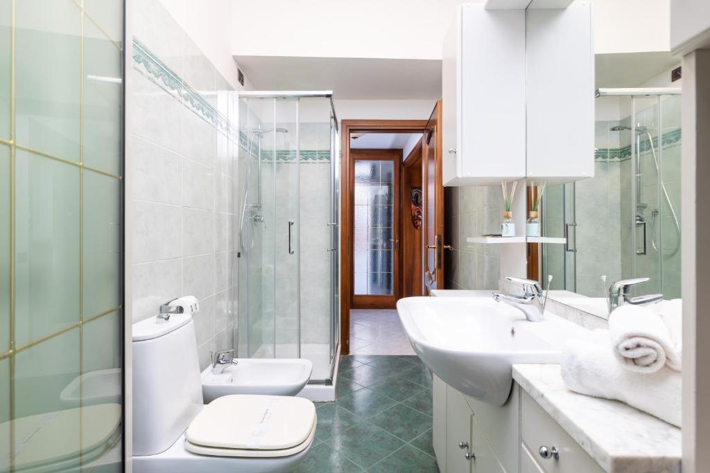 A bathroom at Ca Giardini Apartments in Biennale by Bricola Apartments