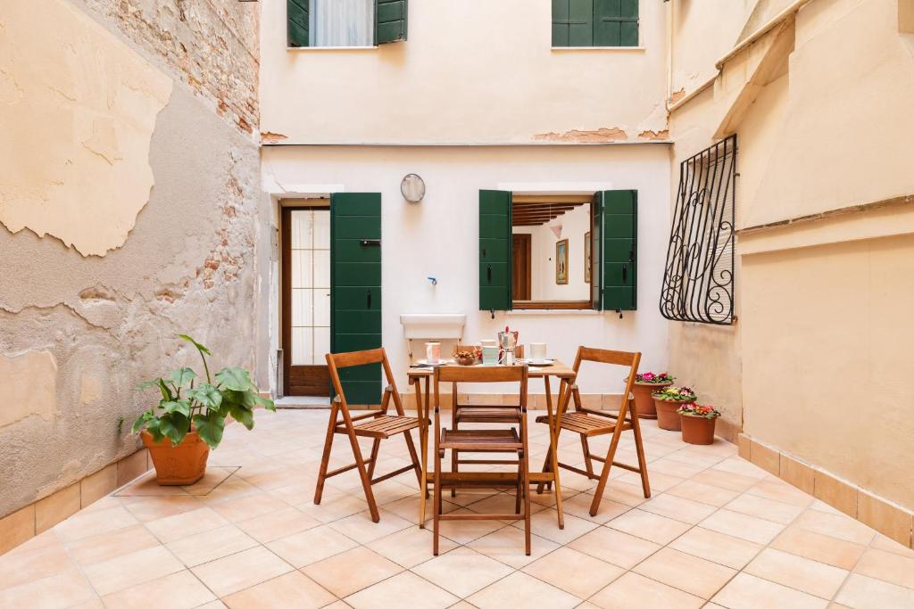 A seating area at Ca Giardini Apartments in Biennale by Bricola Apartments