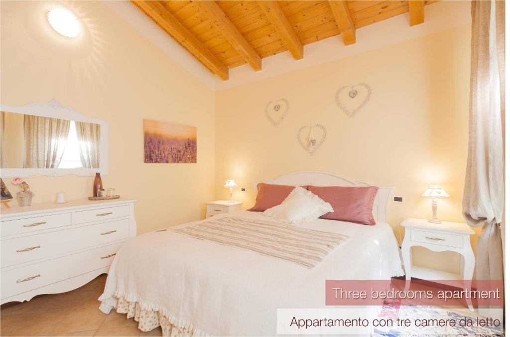 1 dormitorio con 1 cama blanca y vestidor blanco en Nina Guest House, en Longare