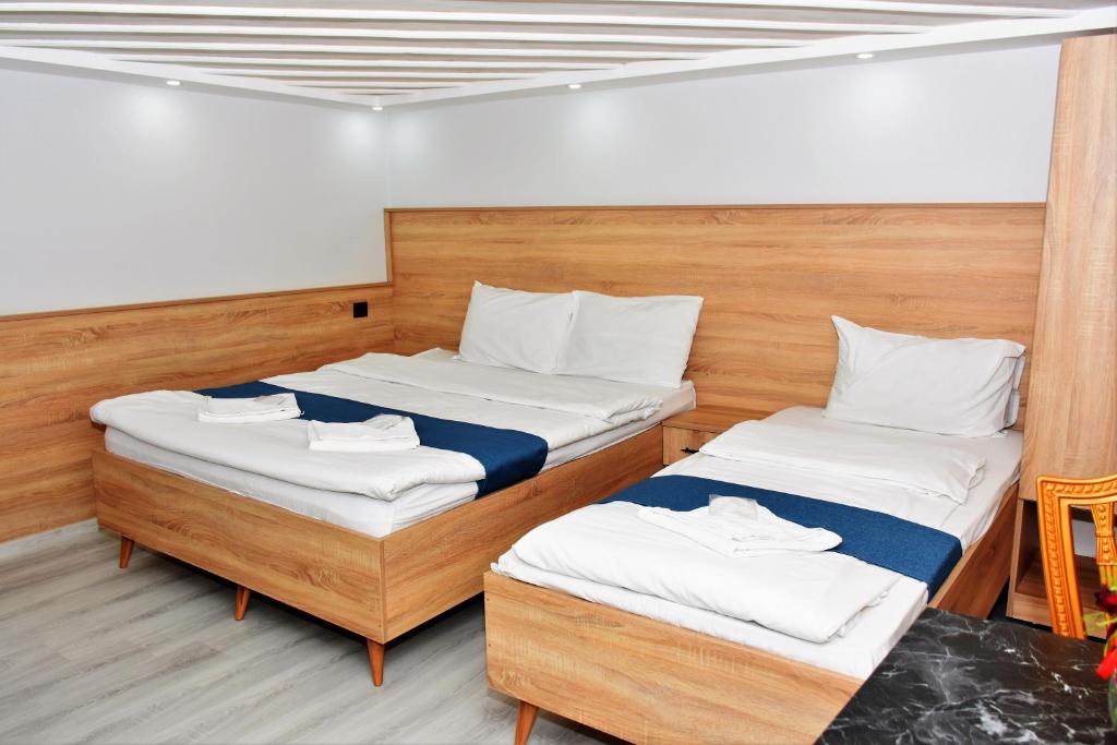 duas camas num pequeno quarto com em Life Span Harbiye em Istambul