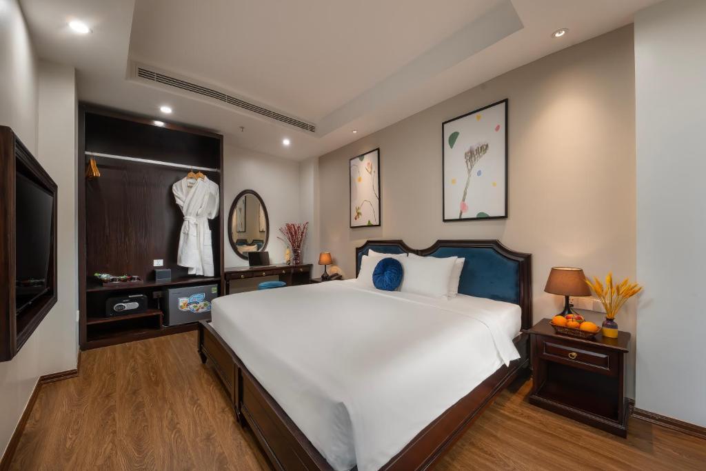 Postel nebo postele na pokoji v ubytování Hanoi Fiesta Grand Hotel and Spa