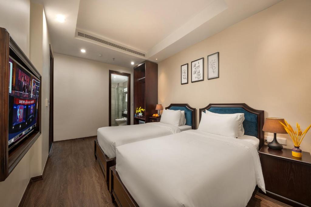 Postel nebo postele na pokoji v ubytování Hanoi Fiesta Grand Hotel and Spa